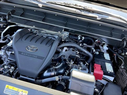 Used 2024 Toyota Highlander XLE AWD/4WD image 32