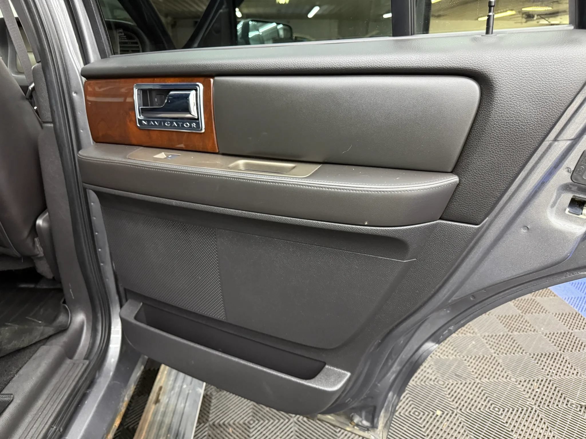 Used 2014 Lincoln Navigator 4WD image 8
