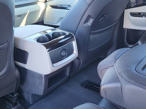 Used 2024 Kia Carnival EX image 18