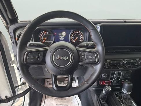 Used 2024 Jeep Gladiator Mojave AWD/4WD image 16