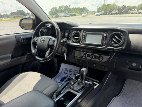 Used 2017 Toyota Tacoma SR RWD image 8