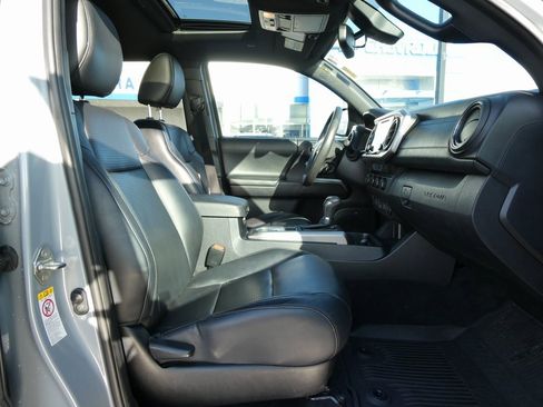Used 2019 Toyota Tacoma Limited image 16