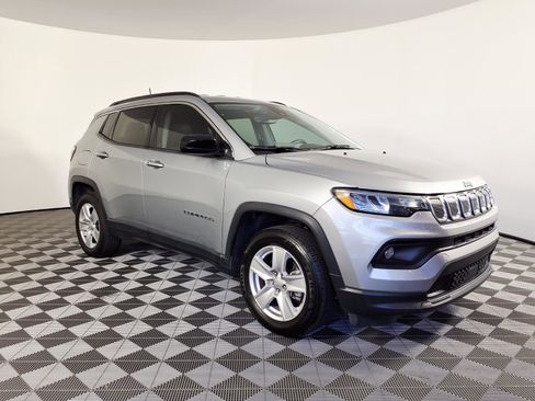Used 2022 Jeep Compass Latitude w/ Convenience Group AWD/4WD image 3