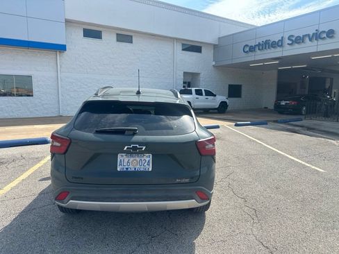 Used 2025 Chevrolet Trax LT w/ Sunroof Package FWD image 5