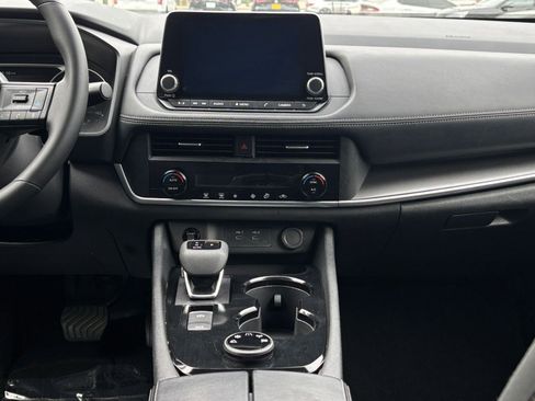 Used 2025 Nissan Rogue SV image 17