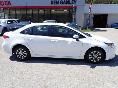 Certified 2022 Toyota Corolla LE w/ Premium Interior Package image 2