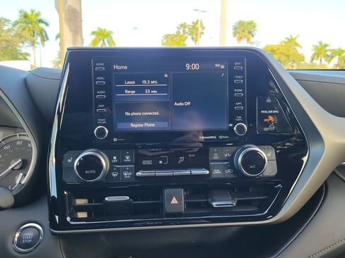 Used 2022 Toyota Highlander XLE image 19