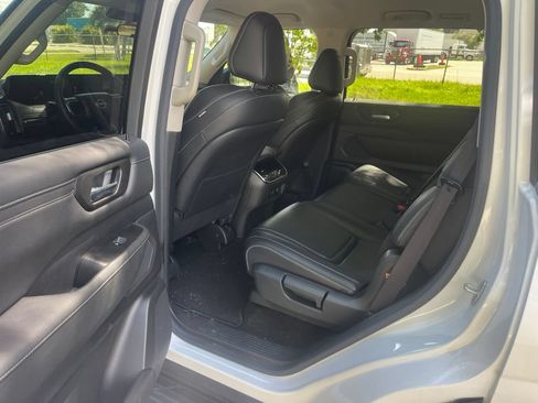 Used 2025 Nissan Armada SV AWD/4WD image 11