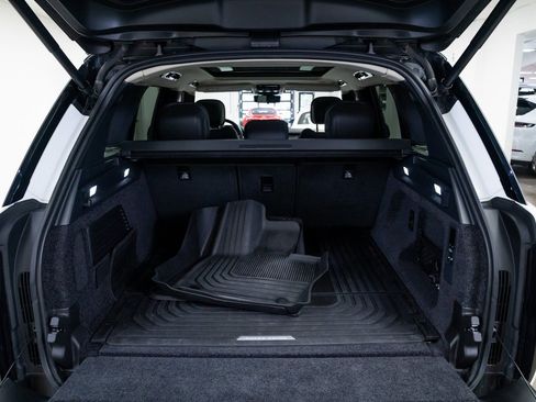 Used 2025 Land Rover Range Rover SE AWD/4WD image 8