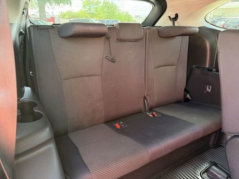 Used 2023 Toyota Highlander LE image 32