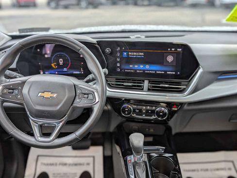 Used 2024 Chevrolet Trax LT w/ Sunroof Package FWD image 5