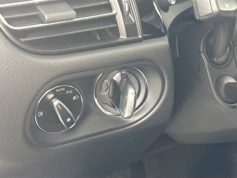 Certified 2025 Porsche Macan image 33