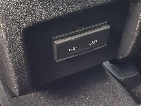 Used 2019 Jeep Cherokee Latitude Plus FWD image 14