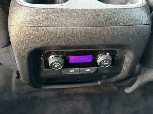 Used 2025 Chevrolet Traverse LT image 24