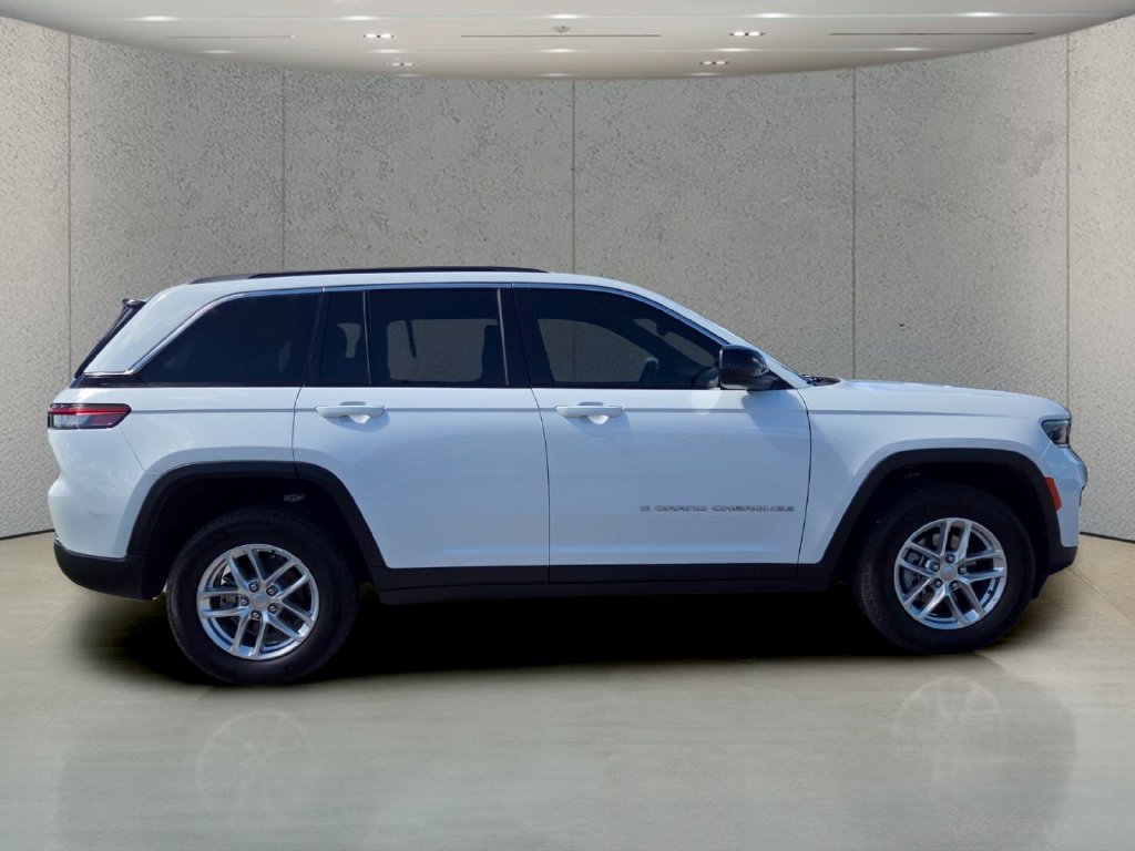Used 2025 Jeep Grand Cherokee Laredo RWD image 4