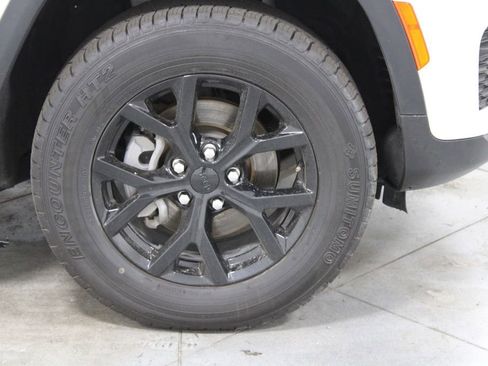 Used 2024 Jeep Grand Cherokee Altitude AWD/4WD image 12