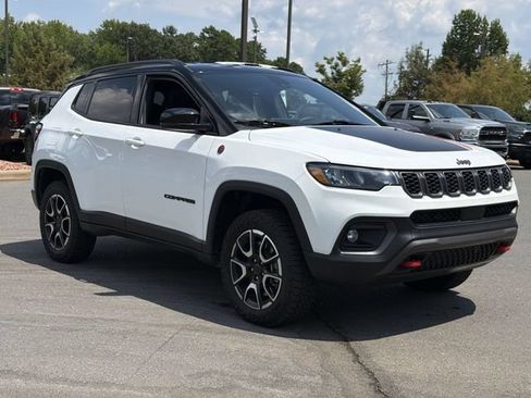 Used 2025 Jeep Compass Trailhawk AWD/4WD image 15