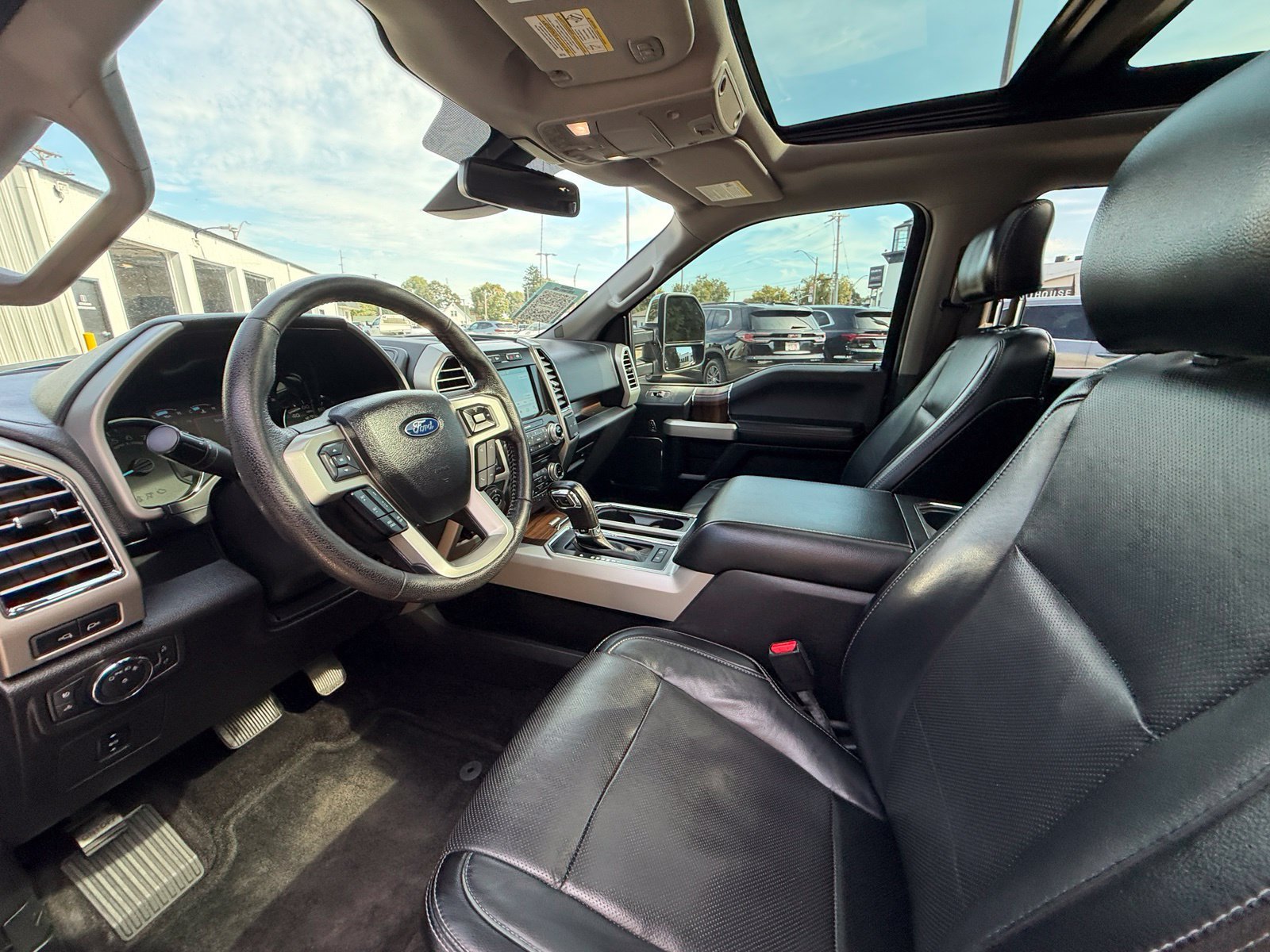 Used 2016 Ford F150 Lariat w/ Equipment Group 502A Luxury AWD/4WD image 4