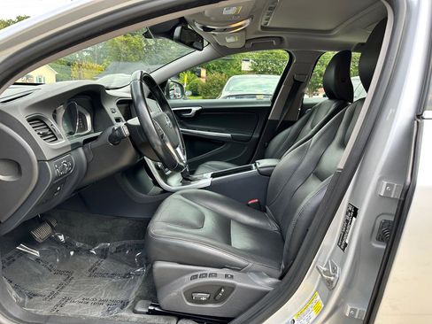 Used 2015 Volvo V60 T5 Platinum image 16