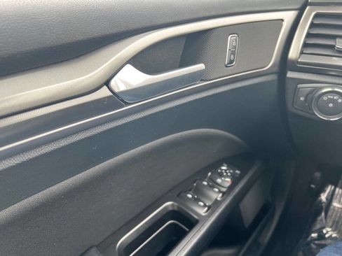 Used 2017 Ford Fusion SE w/ Equipment Group 201A image 16