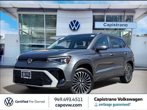 Certified 2025 Volkswagen Taos SE w/ Panoramic Sunroof Package FWD image 1