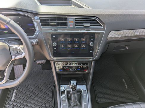 Used 2024 Volkswagen Tiguan SE w/ Panoramic Sunroof Package AWD/4WD image 17