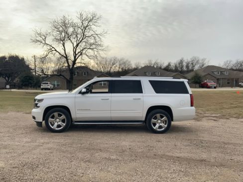 Used 2020 Chevrolet Suburban Premier image 2