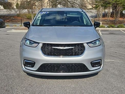 Used 2024 Chrysler Pacifica Touring-L FWD image 8