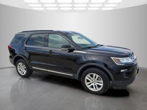 Used 2018 Ford Explorer XLT w/ Equipment Group 202A AWD/4WD image 2