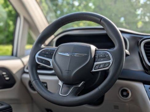 Used 2023 Chrysler Pacifica Touring-L FWD image 14