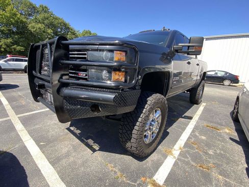 Used 2019 Chevrolet Silverado 2500 LT w/ Midnight Edition AWD/4WD image 3