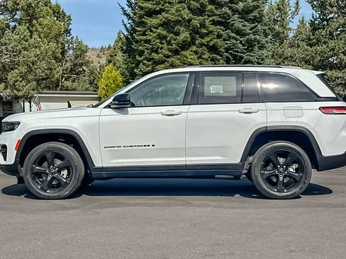 Used 2023 Jeep Grand Cherokee Altitude AWD/4WD image 8