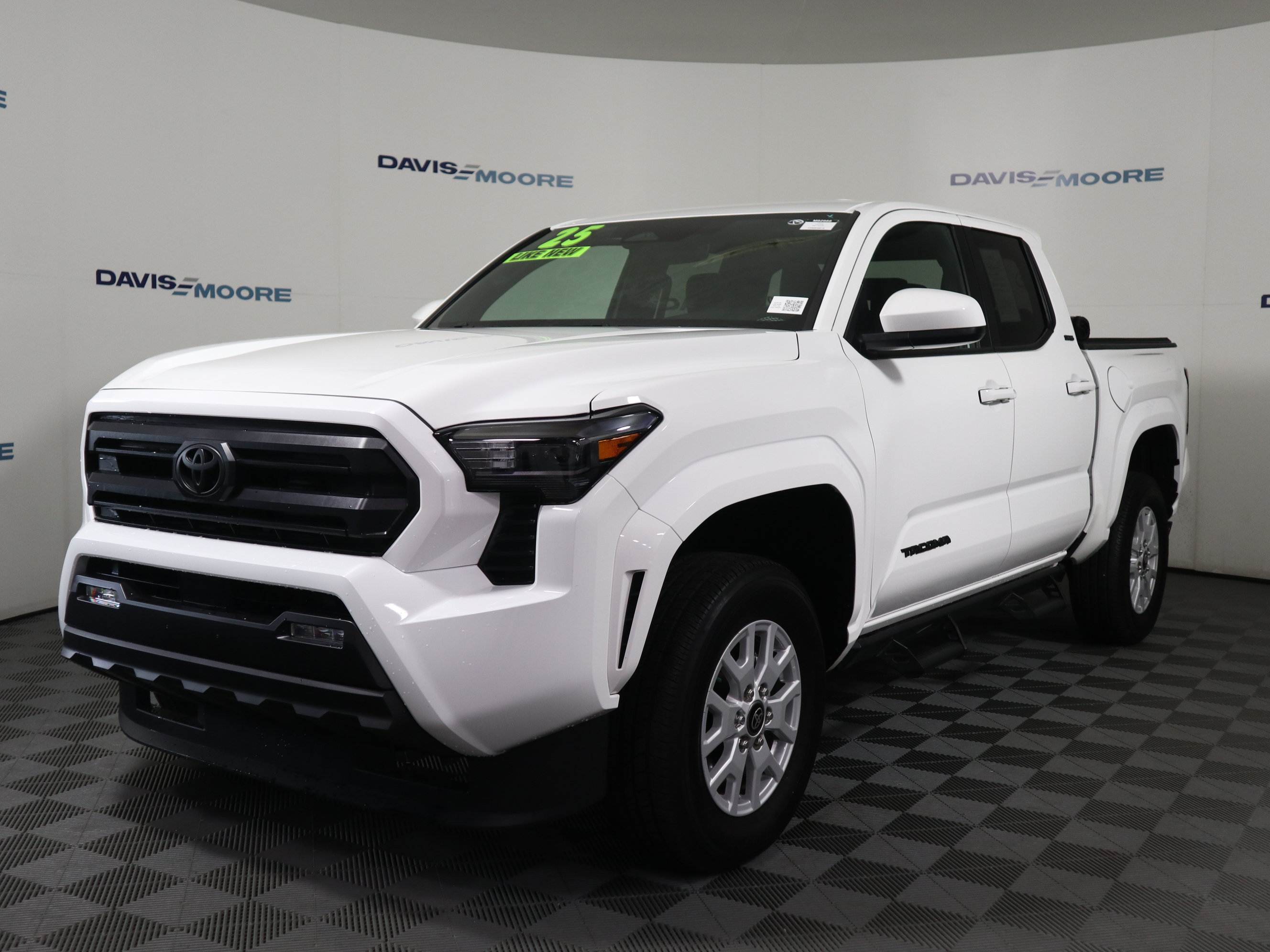 Used 2025 Toyota Tacoma SR5 AWD/4WD image 11