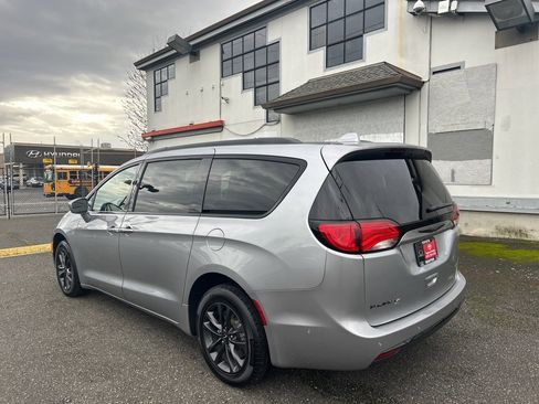 Used 2020 Chrysler Pacifica Touring-L w/ Advanced Safetytec Group image 7