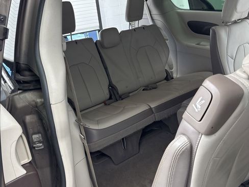 Used 2017 Chrysler Pacifica Touring-L image 33