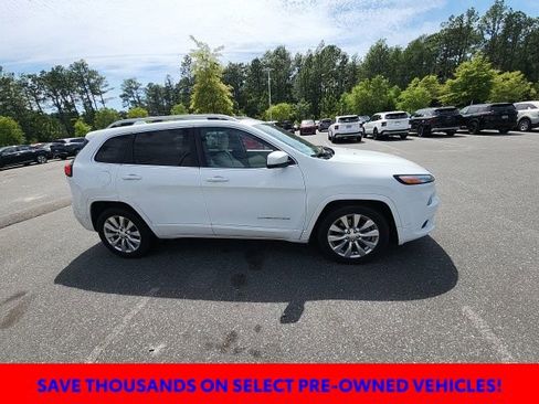 Used 2017 Jeep Cherokee Overland w/ Technology Group FWD image 17