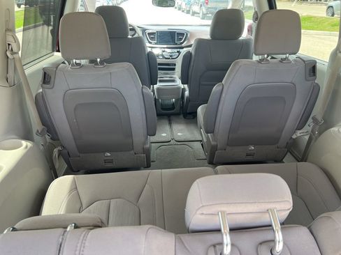 Used 2020 Chrysler Pacifica Touring w/ Advanced Safetytec Group FWD image 48
