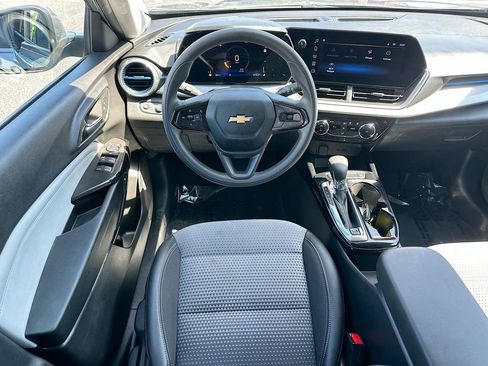 Used 2025 Chevrolet Trax LT FWD image 20