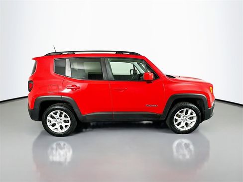 Used 2018 Jeep Renegade Latitude w/ Cold Weather Group image 8