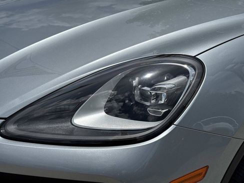 Used 2023 Porsche Cayenne AWD/4WD image 9