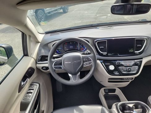 Used 2023 Chrysler Pacifica Touring-L FWD image 13