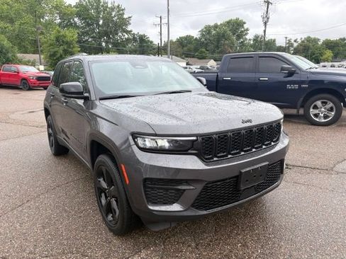 Used 2023 Jeep Grand Cherokee Altitude AWD/4WD image 8