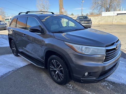 Used 2016 Toyota Highlander XLE image 2