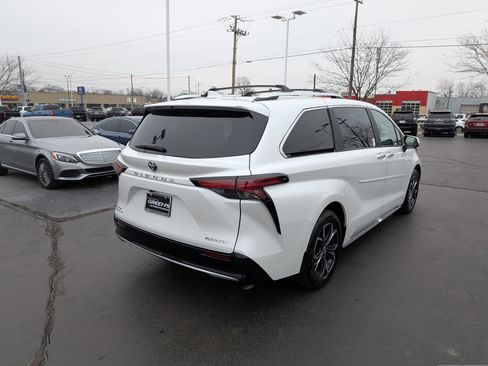 Certified 2025 Toyota Sienna Platinum image 9