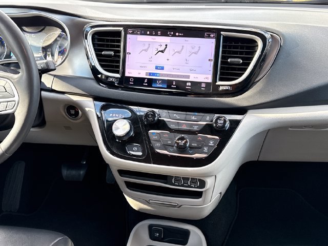 Used 2024 Chrysler Pacifica Touring-L FWD image 9