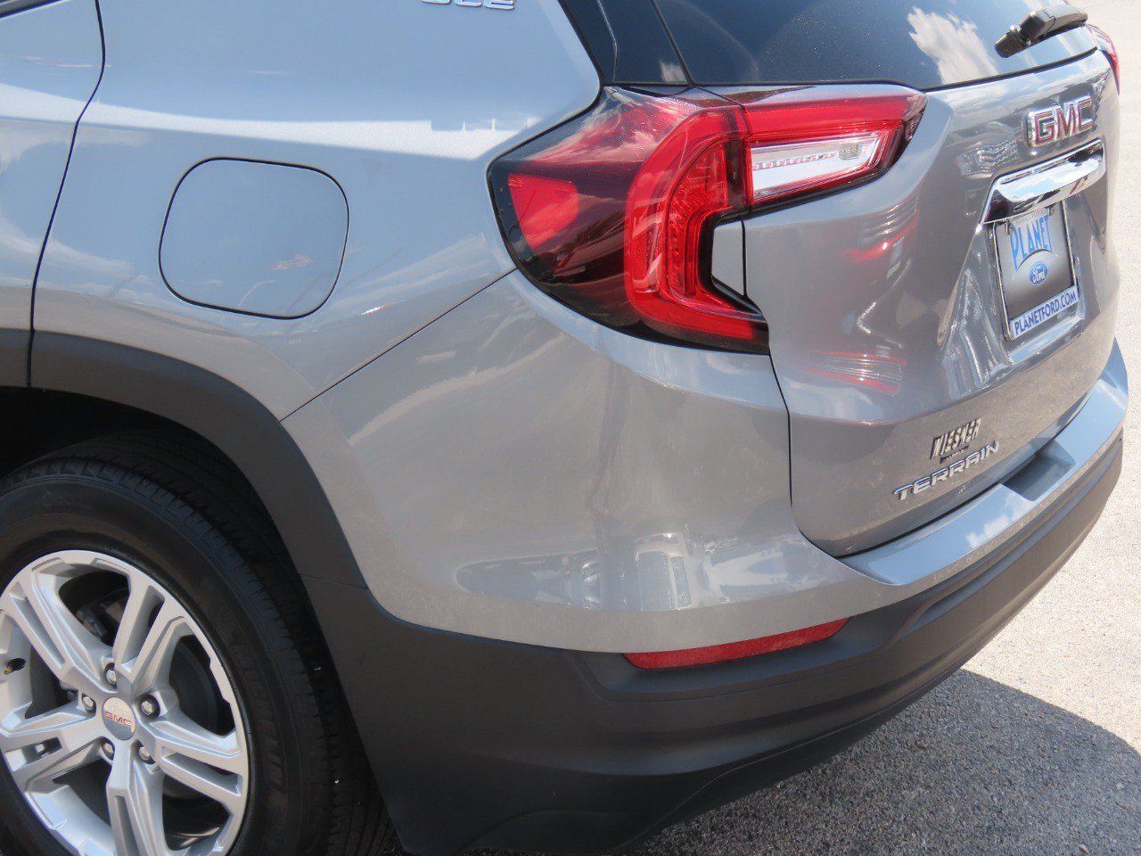 Used 2024 GMC Terrain SLE w/ Driver Convenience Package FWD image 16