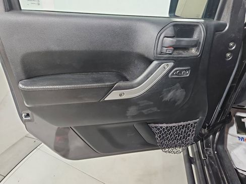 Used 2017 Jeep Wrangler Unlimited Rubicon AWD/4WD image 11