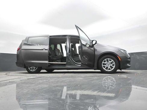 Used 2022 Chrysler Voyager LX image 49