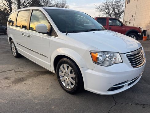 Used 2016 Chrysler Town & Country Touring w/ Driver Convenience Group image 6