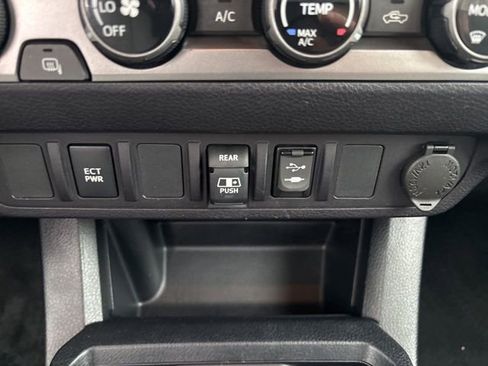 Used 2018 Toyota Tacoma SR5 image 30